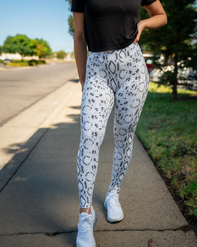 Effortless Heart Booty Leggings With Pockets - Prints – Til You Collapse